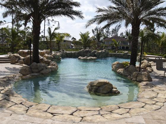 Custom pool with spa by Luxe Outdoor Construction